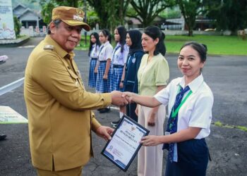 Pj Bupati Sangihe Albert Wounde Serahkan Kendaraan Operasional dan Apresiasi Lomba Inovasi Daerah 2024