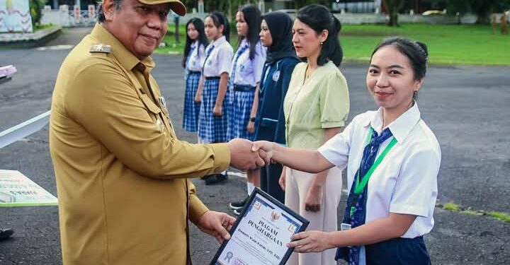 Pj Bupati Sangihe Albert Wounde Serahkan Kendaraan Operasional dan Apresiasi Lomba Inovasi Daerah 2024