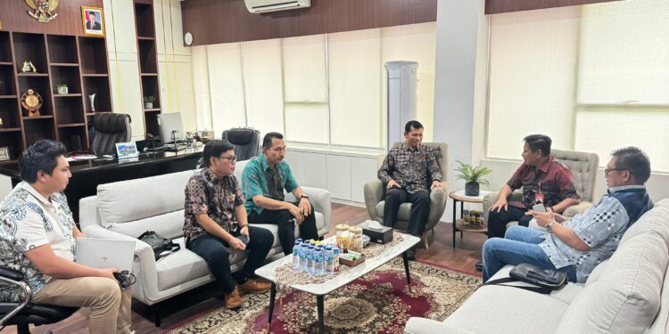 Penjabat Bupati Talaud, Fransiscus Manumpil saat menemui General Manager PT. PLN UID Suluttenggo.
