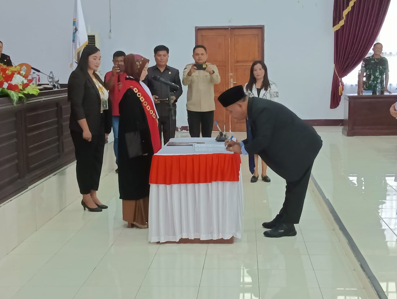 Engelbertus Tatibi, saat menandatangani berita acara pengucapan janji ketua DPRD Kabupaten Kepulauan Talaud, periode 2024 - 2029 (foto istimewa).