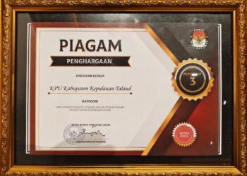 Piagam penghargaan yang diterima oleh KPU Kabupaten Kepulauan Talaud dalam KPU RI award.