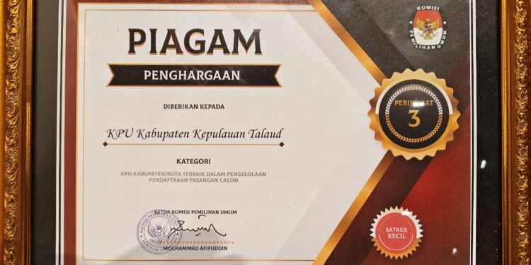 Piagam penghargaan yang diterima oleh KPU Kabupaten Kepulauan Talaud dalam KPU RI award.
