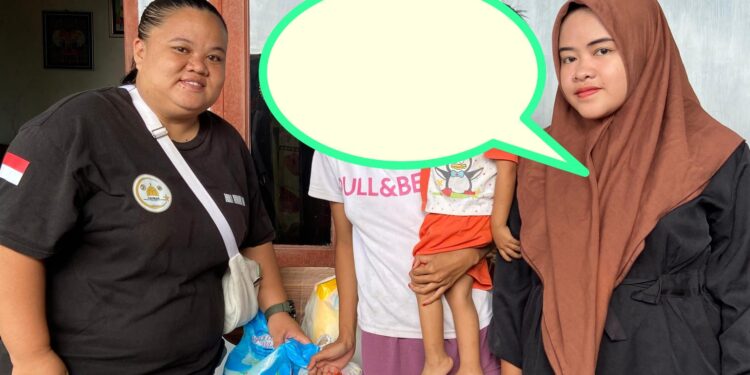 Panitia HUT BPKel Oi Hidup Manado berbagi bantuan ke keluarga terdata Stunting. (Foto:meikel/barta)