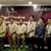 Jajaran KPU Minahasa Tenggara menerima penghargaan terbaik JDIH yang diserahkan komisioner KPU Sulut Meydi Yafeth Tinangon. (foto-foto: KPU Mitra)