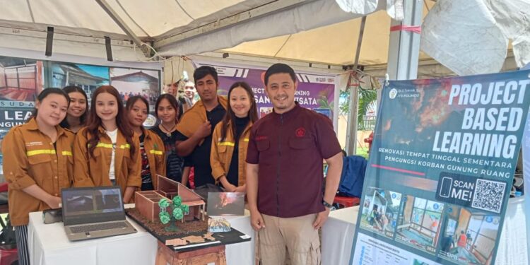 Mahasiswa Jurusan Teknik Sipil Polimdo bersama pendidiknya pamerkan cara kerja PBL di lokasi pengungsian. (Foto: meikel/barta)