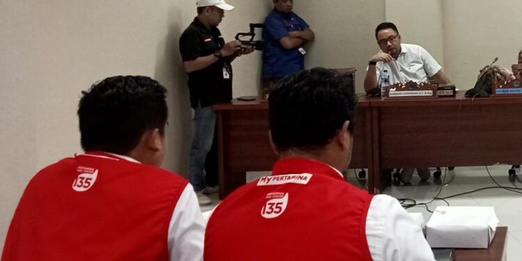 Anggota DPRD Provinsi Sulut, Normans Luntungan saat RDP bersama PT Pertamina. (Foto; meikel/ barta)