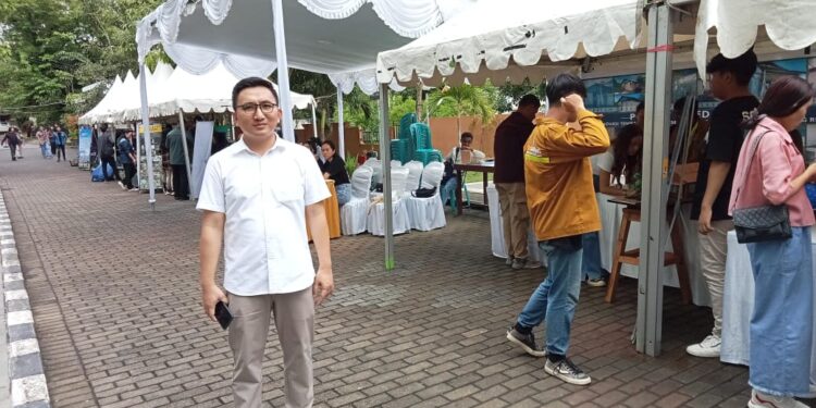 Ketua Panitia program PBL Expo Polimdo, Arief P. Kumaat, SE., MM saat di lokasi PBL Expo. (Foto: meikel/barta)