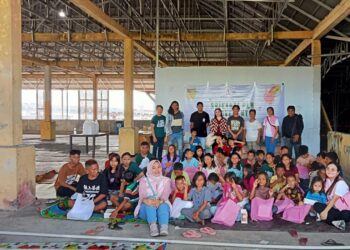 Srikandi PLN UPT Manado bersama pengurus dan adik-adik Komunitas Dinding Manado. (Foto: meikel/barta)