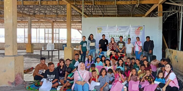 Srikandi PLN UPT Manado bersama pengurus dan adik-adik Komunitas Dinding Manado. (Foto: meikel/barta)