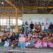 Srikandi PLN UPT Manado bersama pengurus dan adik-adik Komunitas Dinding Manado. (Foto: meikel/barta)