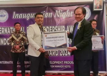 Foto: dr. Aprikonus Loris saat menerima penghargaan IHRDP 2024. (Dok. Istimewa)