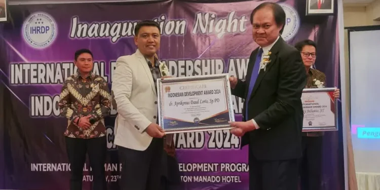 Foto: dr. Aprikonus Loris saat menerima penghargaan IHRDP 2024. (Dok. Istimewa)
