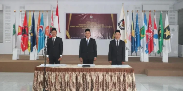 Foto: Tiga komisioner KPU yang dilantik, Dellas Thimotius Marasut, Japri Lintuhaseng, dan Rahmat Gaib. (Dok. Istimewa)