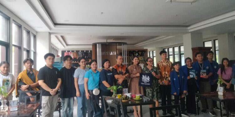 MSc International Marketing Sheffield Hallam University 2014-2015, sekaligus Network and Alumni Officer British Embassy Jakarta, Raras Tulandaru bersama mahasiswa, dosen dan Wakil Diretur IV Polimdo, Jacob Makapedua. (Foto: meikel/barta)