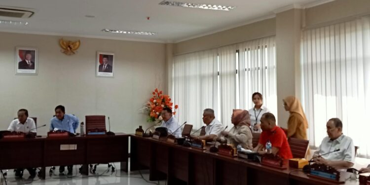 Dr. Ir Royke Octavian Roring, M.Si., IPU saat mengikuti RDP bersama BPJN Sulut. (Foto: meikel/barta)