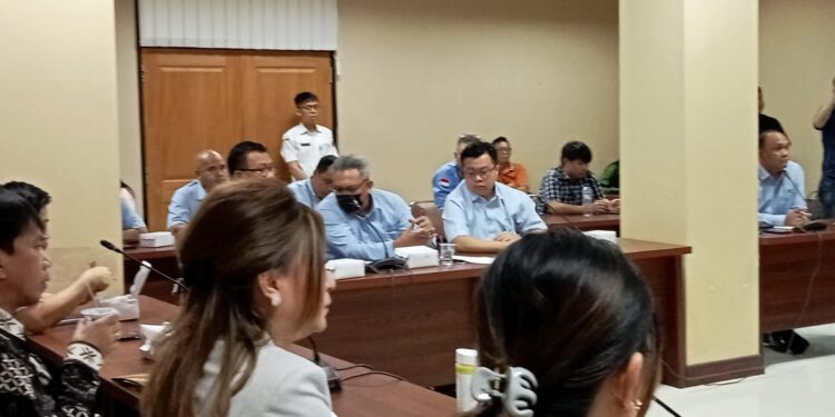 Jajaran Direksi RSUP Prof Kandou saat RDP bersama Komisi IV DPRD Provinsi Sulut. (Foto: meikel/barta)