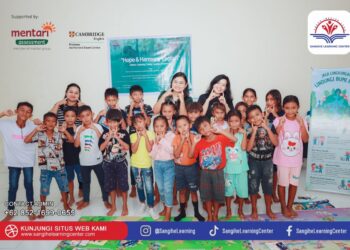 Foto: Ketua Tim Penggerak PKK Kabupaten Kepulauan Sangihe, Josephine Mathilda Tacoh, bersama Celline Army Sandil, pemilik Sangihe Learning Center, berfoto bersama siswa-siswa yang mengikuti kelas bahasa Inggris gratis. (Dok. SLC)