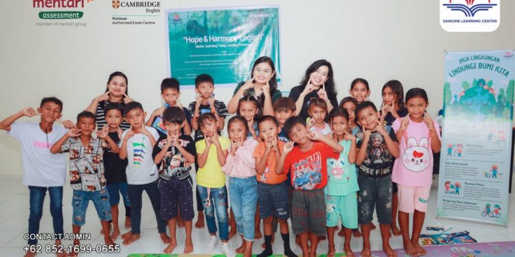Foto: Ketua Tim Penggerak PKK Kabupaten Kepulauan Sangihe, Josephine Mathilda Tacoh, bersama Celline Army Sandil, pemilik Sangihe Learning Center, berfoto bersama siswa-siswa yang mengikuti kelas bahasa Inggris gratis. (Dok. SLC)