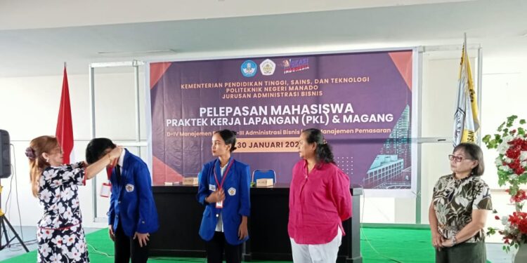 Ketua Jurusan AB Polimdo, Diana Roweina S. Maramis, SE., M.Si, saat memasangkan tanda peserta magang kepada mahasiswa yang disaksikan Direktur Polimdo, Dra Mareyke Alelo, MBA dan Ketua Panitia PKl dan Magang, Miske Manopo, SE., MSi. (Foto: meikel/barta)