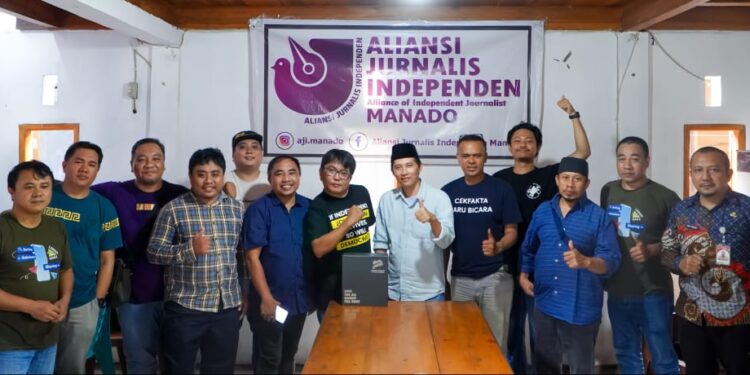 Foto bersama AJI Manado bersama Media Center Nasional Ahmadiyah. (Foto: istimewa)