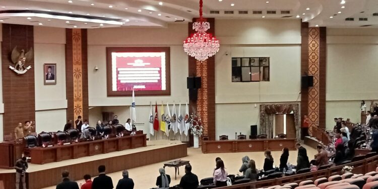 Situasi DPRD Provinsi Sulut saat Paripurna Internal. (Foto: meikel/barta)
