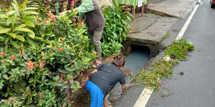 Aksi pembersihan di saluran air di TK RA Kamal Politeknik. (Foto: meikel/barta)