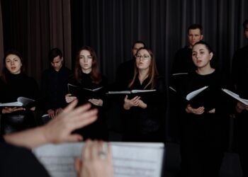 Ilustrasi penyanyi paduan suara. (foto: pexels)