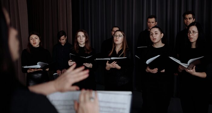 Ilustrasi penyanyi paduan suara. (foto: pexels)