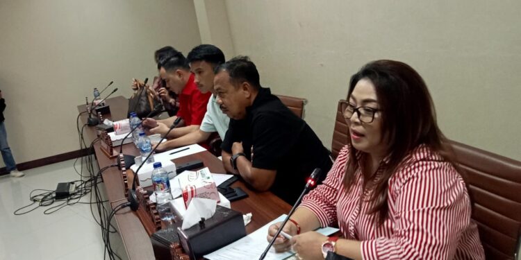 Anggota DPRD Provinsi Sulut, Jeane Laluyan saat menyempaikan pendapat saat RDP. (foto: meikel/barta)