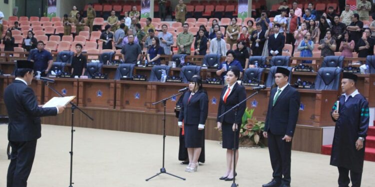 Melisa Gerungan, Hillary Julia Tuwo dan Muliadi Paputungan saat pelantikan PAW DPRD Provinsi Sulut. (Foto: Istimewa).