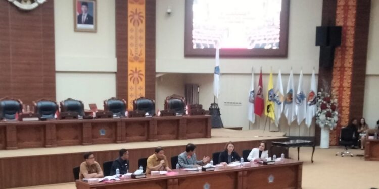 Pimpinan DPRD Sulut bersama BKD dan Sekwan. (Foto: meikel/barta)
