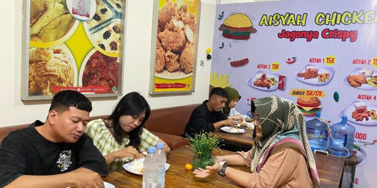 Saat Owner Aisyah Chiken melihat pelangganya menikmati paket ayam geprek. (Foto: meikel/barta)