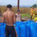 Anggota DPD RI Rahmijati Jahja saat melihat kondisi para petani. (Foto; istimewa)