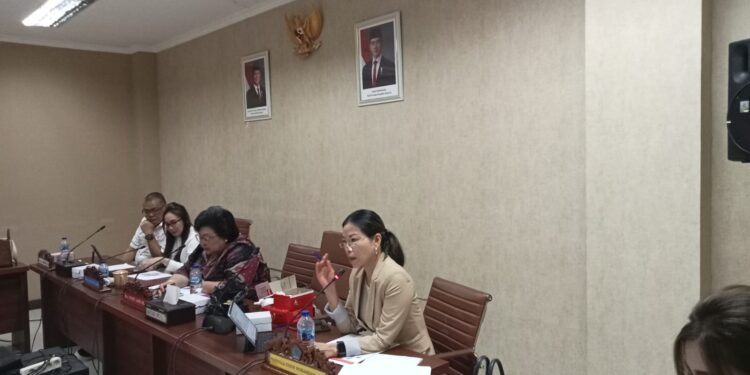 Sekretaris Komisi IV DPRD Sulut, Cindy Wurangian, saat menyampaikan pendapatnya. (Foto: meikel/barta)