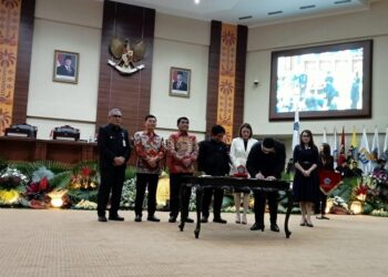 Gubernur dan Wakil Gubernur Terpilih 2024 bersama pimpinan DPRD Provinsi Sulut. (foto: meikel/barta)