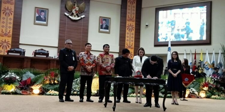 Gubernur dan Wakil Gubernur Terpilih 2024 bersama pimpinan DPRD Provinsi Sulut. (foto: meikel/barta)