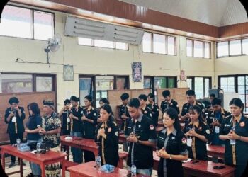 MHD Polimdo saat melakukan sembahyang. (foto: istimewa)