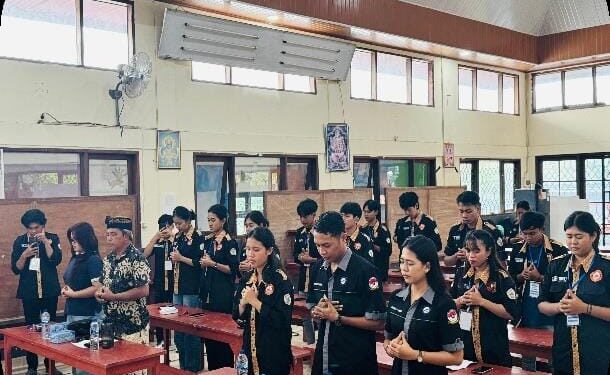 MHD Polimdo saat melakukan sembahyang. (foto: istimewa)