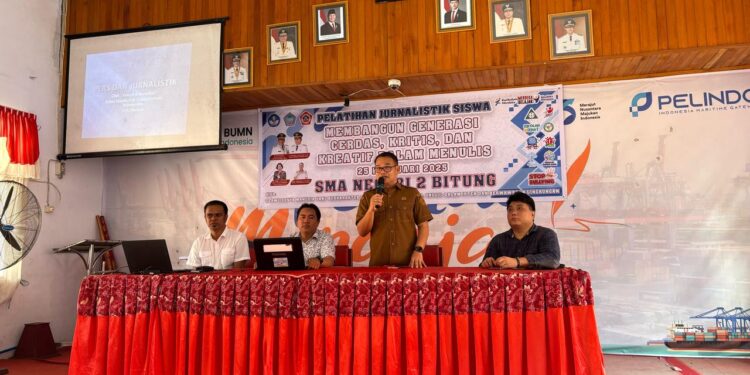 Kepala SMAN 2 Bitung Maxi Awondatu SPd MPd saat membuka kegiatan. (foto; istimewa)