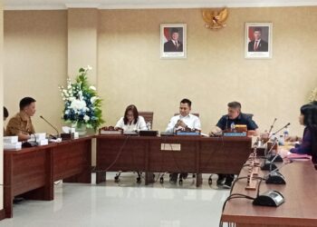 Anggota DPRD Sulut, Henry Walukow saat bertanya ke Biro Administrasi. (Foto: meikel/barta)