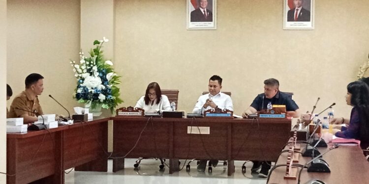 Anggota DPRD Sulut, Henry Walukow saat bertanya ke Biro Administrasi. (Foto: meikel/barta)