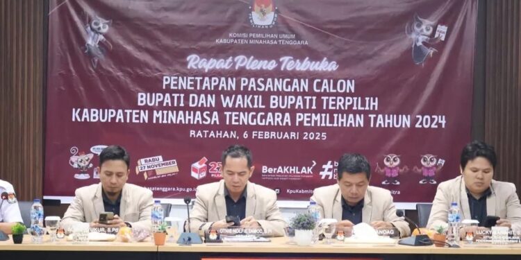 Komisioner KPU Minahasa Tenggara menetapkan pasangan bupati dan wakil bupati terpilih dalam rapat pleno. (foto: KPU Mitra)