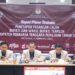 Komisioner KPU Minahasa Tenggara menetapkan pasangan bupati dan wakil bupati terpilih dalam rapat pleno. (foto: KPU Mitra)