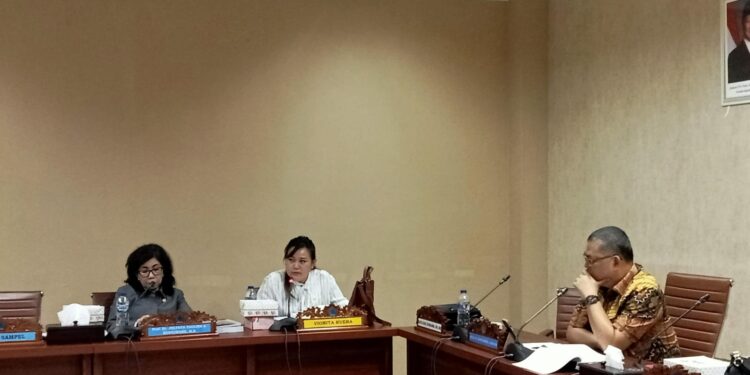 Anggota DPRD Sulut, Vionita Kuera sampaikan persoalan pendidikan di Nusa Utara. (Foto: meikel/barta)