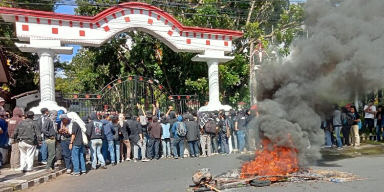 Massa aksi Indonesia Gelap di Kantor Gubernur Sulut. (Foto: meikel/barta)