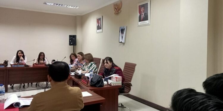 Wakil Ketua DPRD Provinsi Sulut, Michaela Elsiana Paruntu saat mempertanyakan kebijakan potongan perjalanan dinas 50 persen. (Foto: meikel/barta)