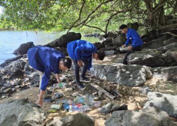 Aksi Mahasiwa Jurusan Pariwisata Polimdo melakukan aksi bersih-bersih Pantai. (Foto: istimewa)