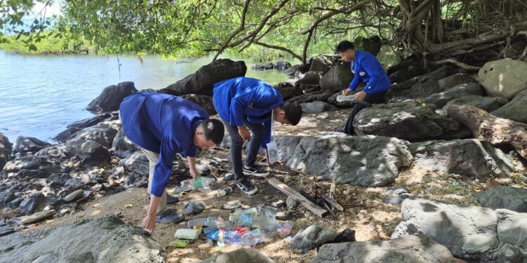 Aksi Mahasiwa Jurusan Pariwisata Polimdo melakukan aksi bersih-bersih Pantai. (Foto: istimewa)