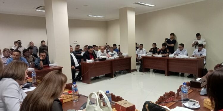 RDP Komisi II DPRD Sulut bersama Solidaritas Nelayan Sulut. (Foto: meikel/barta)