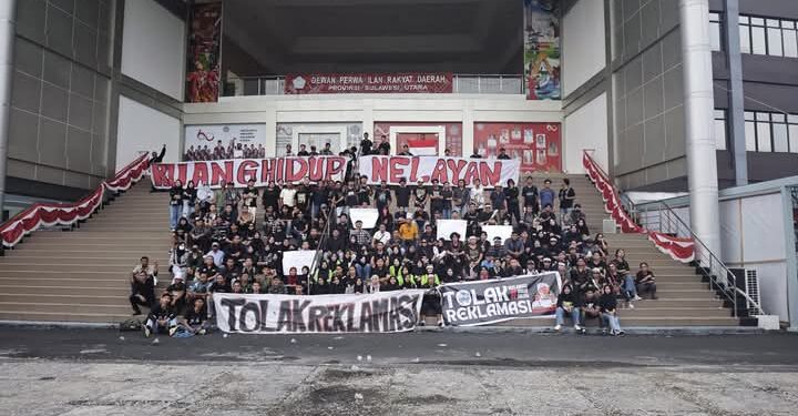 Aksi Nelayan dan Aktivis Peolak Reklamasi Manado Utara di Gedung DPRD Provinsi Sulut. (Foto: meikel/barta)